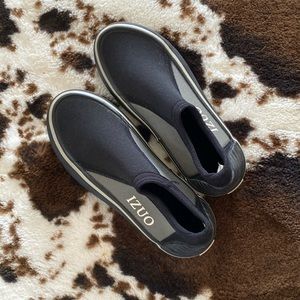 Izuo kids size 4 reef shoes